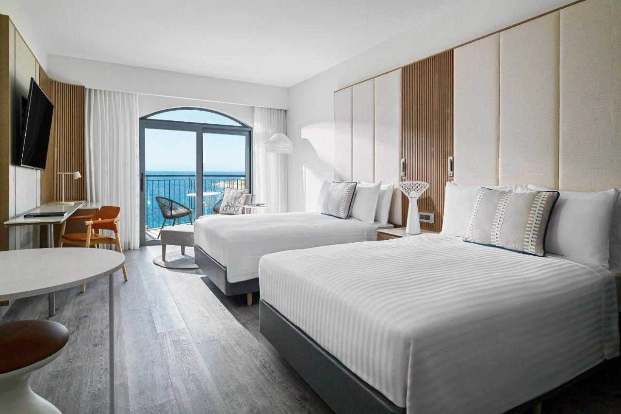 Malta Marriott Resort & Spa San Ġiljan Buitenkant foto A guest room at the Hilton Garden Inn